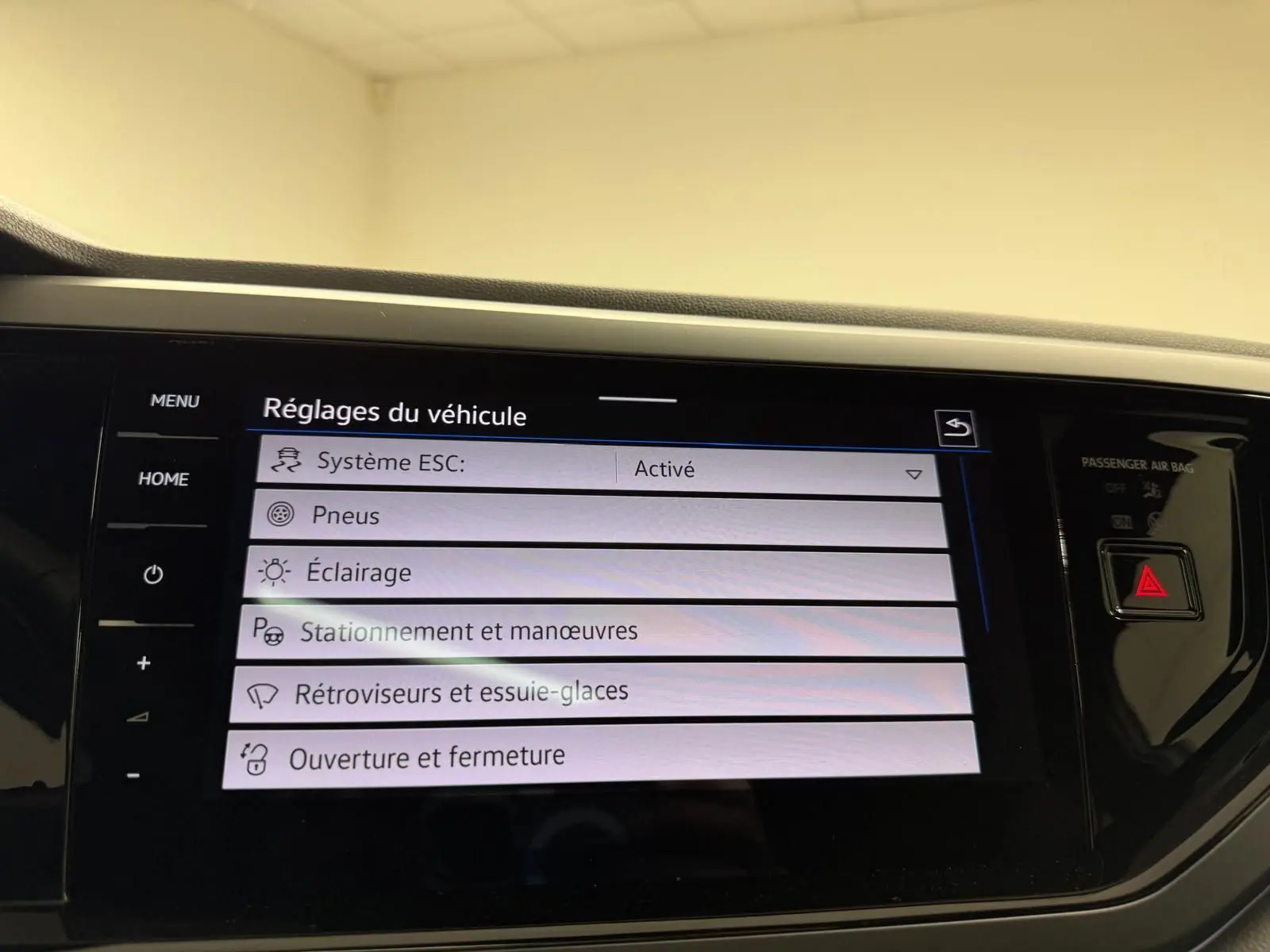 Écran tactile central du Volkswagen Taigo 2025 affichant les réglages du véhicule dans un intérieur noir.