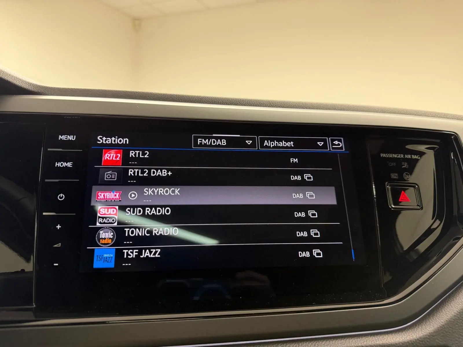 Écran tactile central du système infotainment Discover Pro du Volkswagen Taigo 2025 affichant les stations radio DAB.