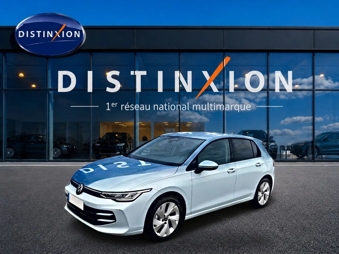 Volkswagen Golf 1.5 etsi evo2 116 life bleu glacier vue 3/4 avant avec jantes alu 17 pouces devant showroom Distinxion.