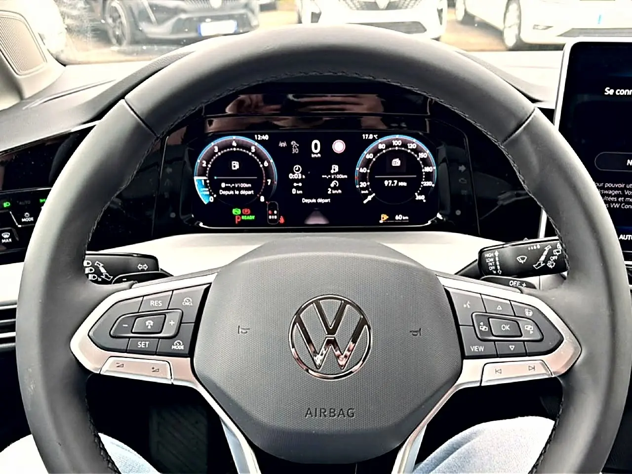 Vue rapprochée du volant noir et du tableau de bord digital de la Volkswagen Golf 1.5 eTSI evo2 116 Life 2026.