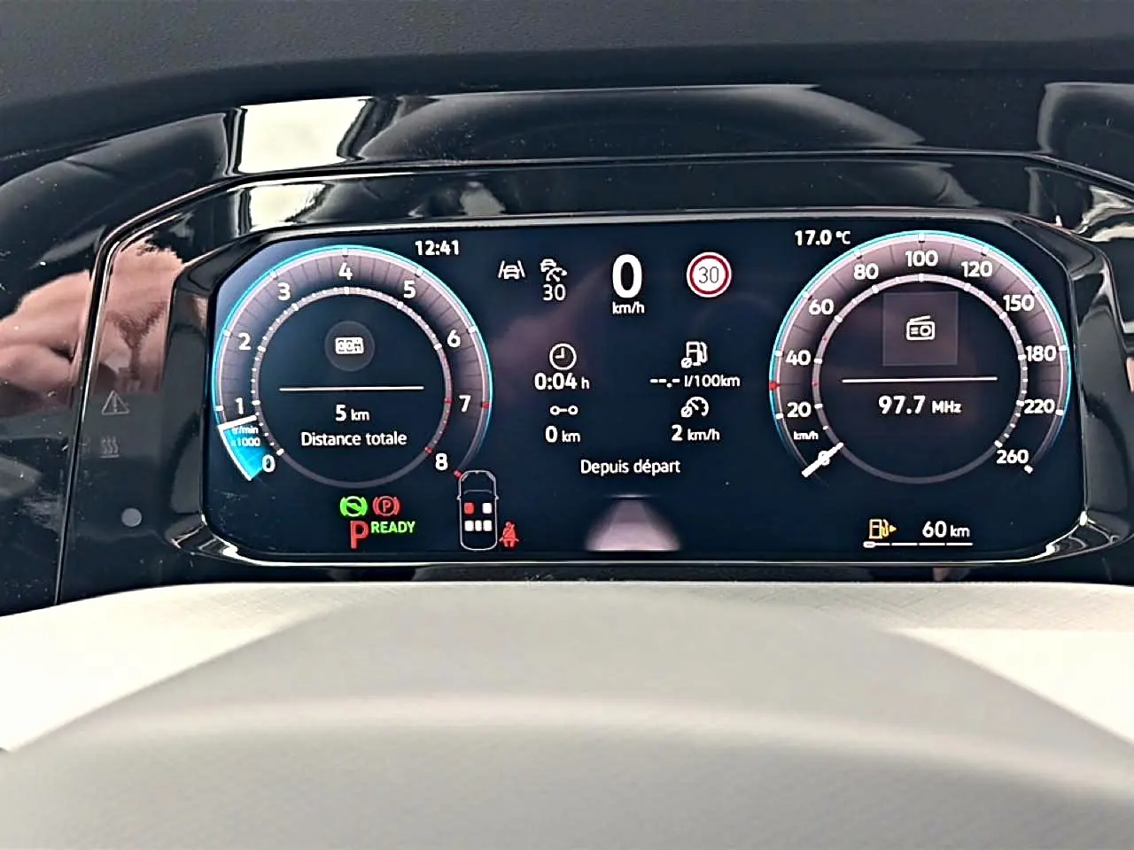Vue rapprochée du tableau de bord numérique de la Volkswagen Golf 1.5 ETSI Evo2 2026, affichage clair et moderne.