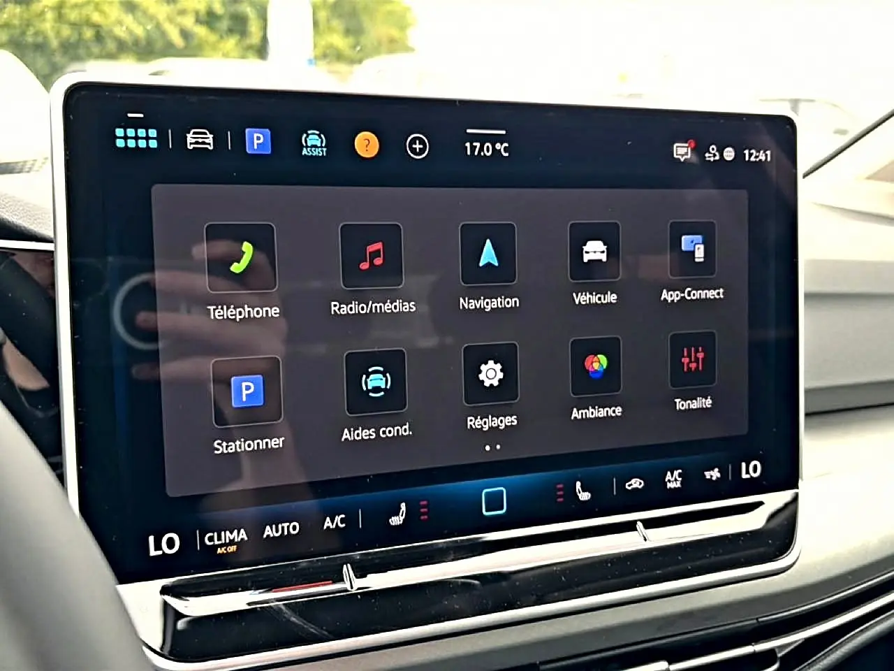 Écran tactile central de la Volkswagen Golf 1.5 ETSI Evo2 116 Life 2026 affichant les menus de navigation et médias.