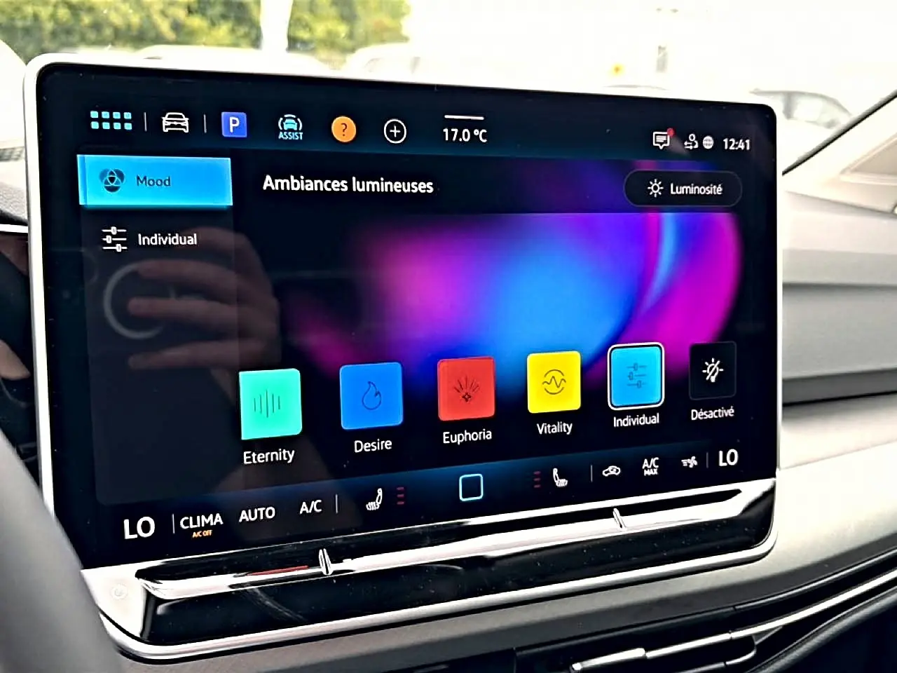 Écran tactile central de la Volkswagen Golf 2026 montrant les options d'ambiances lumineuses colorées dans l'habitacle.