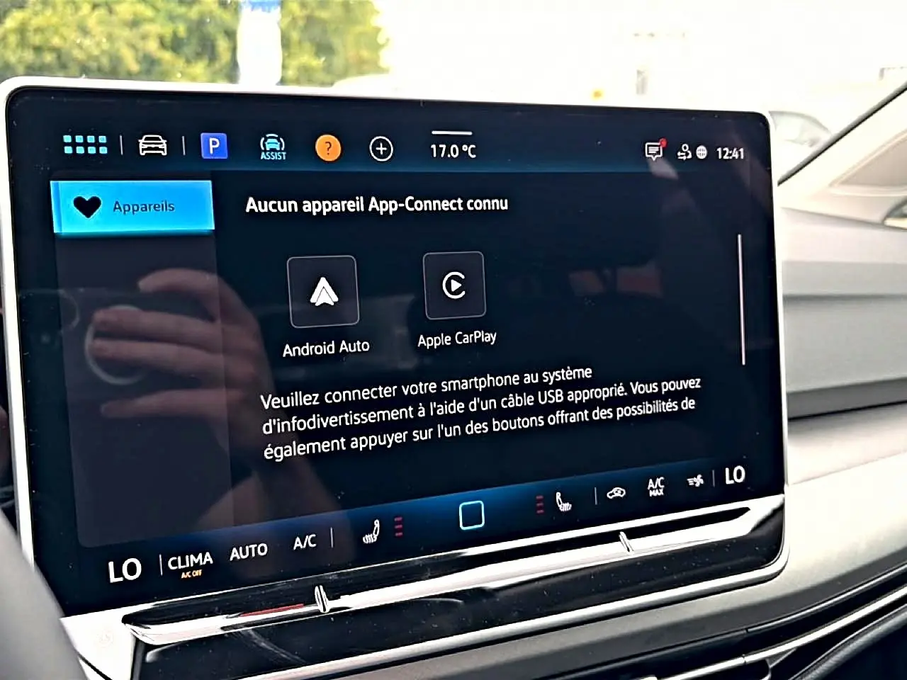 Écran tactile central affichant la connexion Android Auto et Apple CarPlay dans l’habitacle d’une Volkswagen Golf 2026.