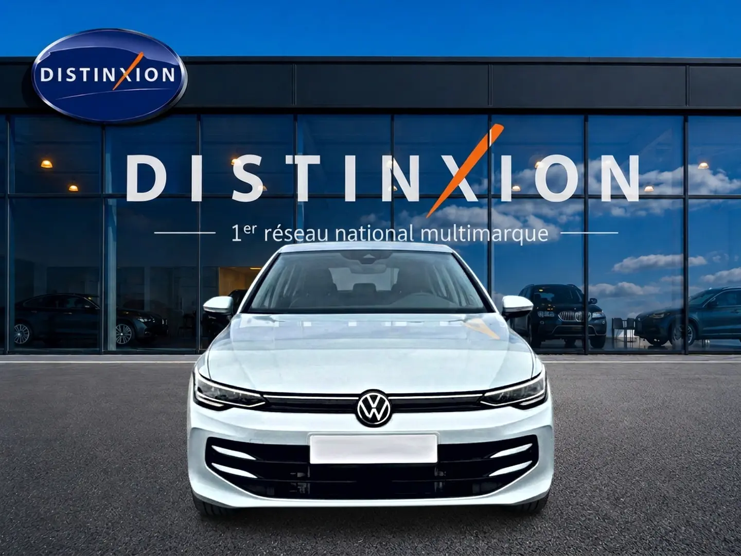 Vue frontale d'une Volkswagen Golf 1.5 etsi evo2 116 life dsg7 bleu glacier, avec calandre noire et logo VW bien visible.