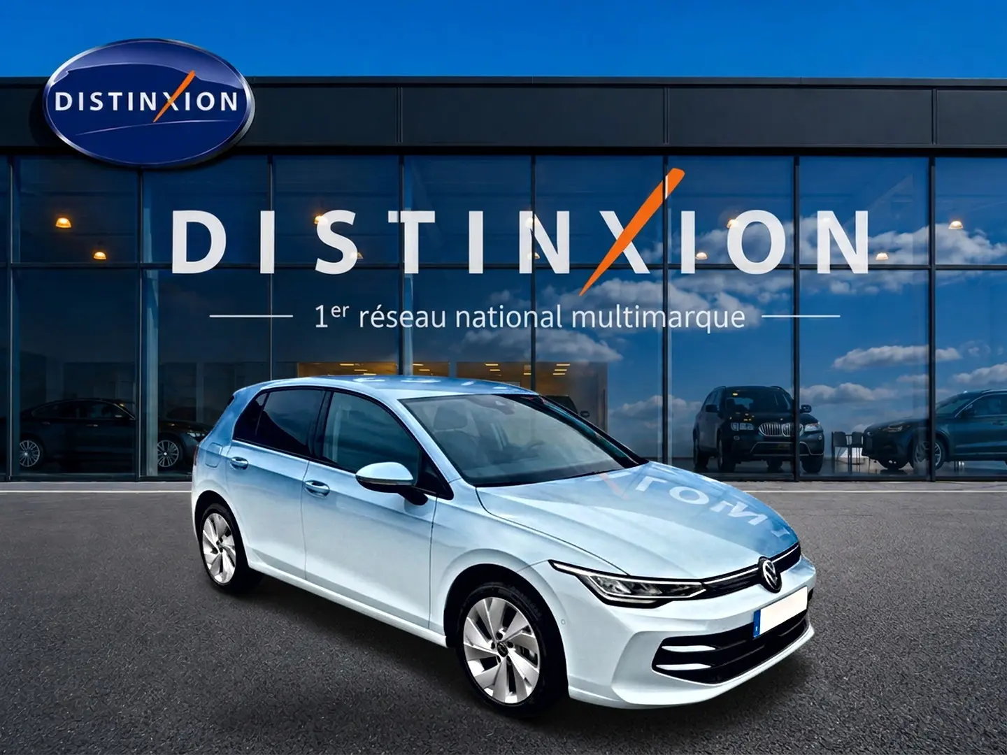 Volkswagen Golf 1.5 etsi evo2 bleu glacier en 3/4 avant droit devant showroom Distinxion.