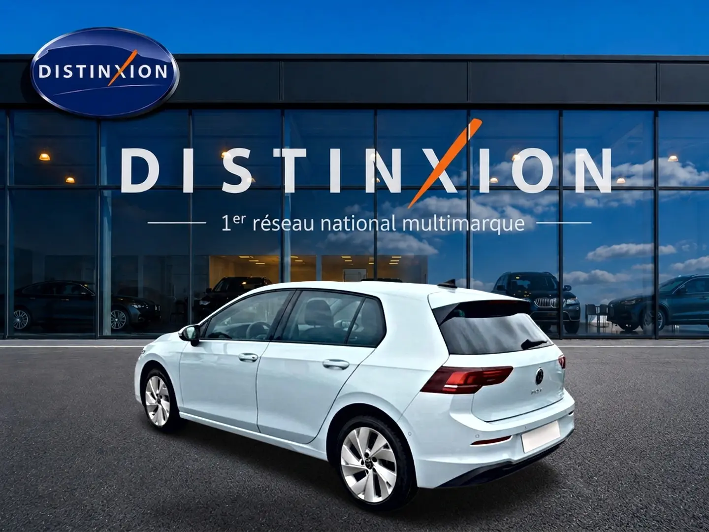 Volkswagen Golf 1.5 etsi evo2 116 life bleu glacier vue 3/4 arrière droit, jantes alu 17 pouces, vitres arrière surteintées.