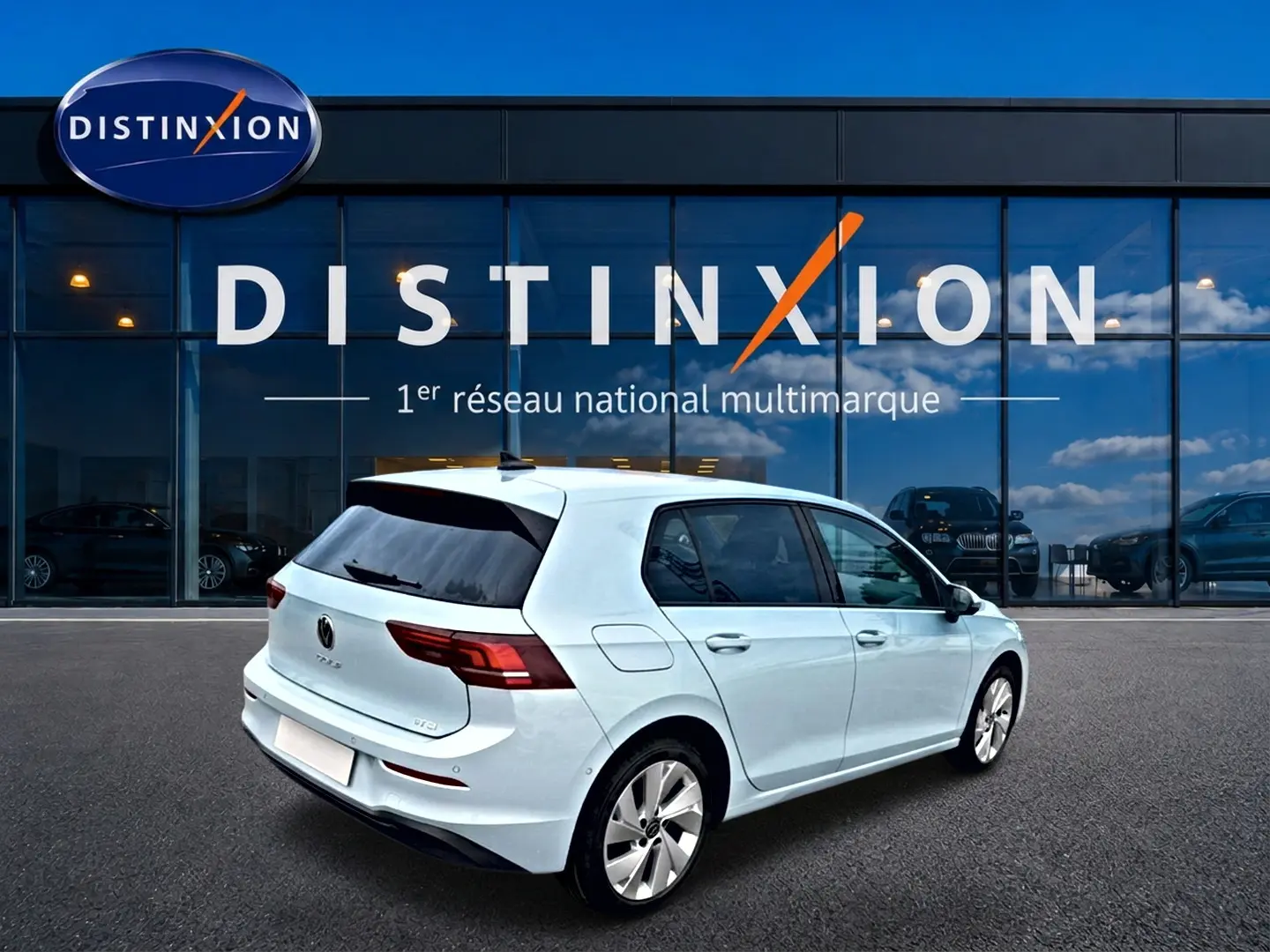 Volkswagen Golf 1.5 ETSI evo2 bleu glacier vue 3/4 arrière droit avec vitres arrière surteintées.