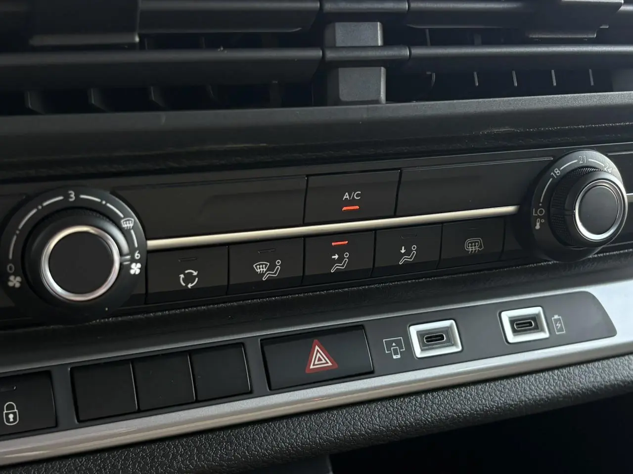 Détail du tableau de bord du Citroën Jumpy noir Perla, montrant les commandes de climatisation et les ports USB.