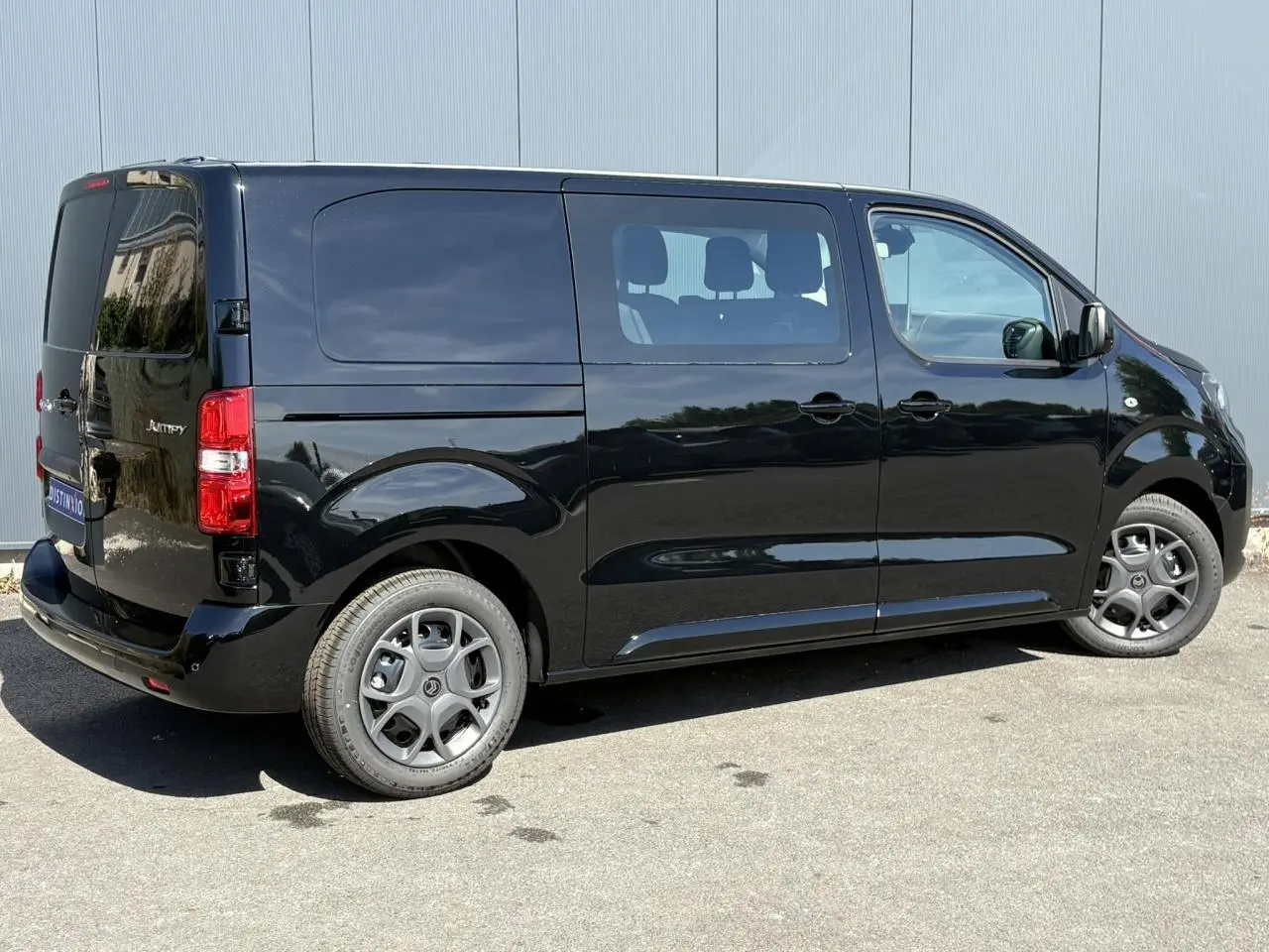 Vue latérale droite d’un Citroën Jumpy noir Perla avec Pack Look, porte coulissante et jantes tôle 17’’ noires.