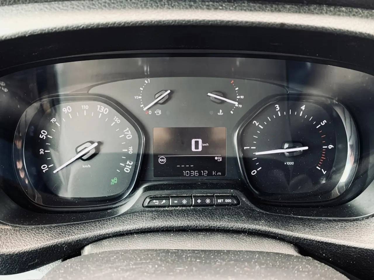 Vue rapprochée du tableau de bord du Citroën Jumpy XL blanc, affichant compteur et indicateurs numériques.