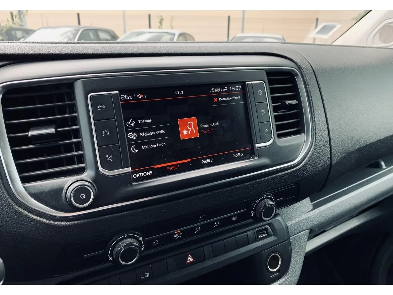 Tableau de bord du Citroën Jumpy XL 2020 avec écran tactile 7 pouces et commandes de climatisation en gros plan.