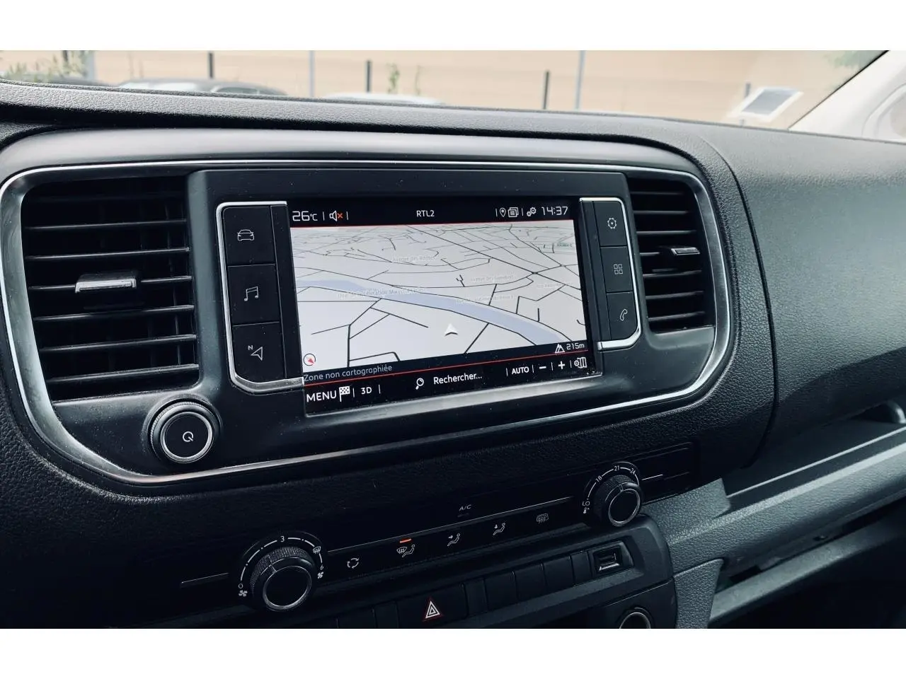 Tablette tactile 7 pouces avec navigation GPS intégrée sur le tableau de bord noir du Citroën Jumpy XL blanc.
