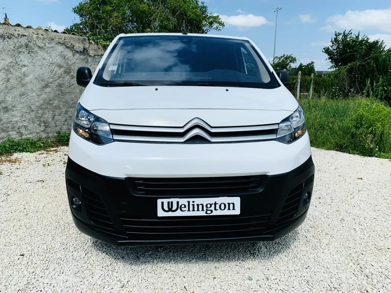 Vue frontale d'un utilitaire Citroën Jumpy XL blanc avec pare-chocs noir et plaque personnalisée Wellington.