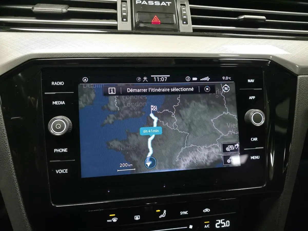 Écran tactile central de navigation de la Volkswagen Passat SW 2.0 TDI 2021 affichant un itinéraire sur fond noir.