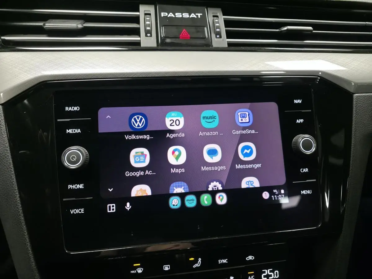 Écran tactile 8 pouces du système infotainment de la Volkswagen Passat SW gris, avec applications connectées affichées.