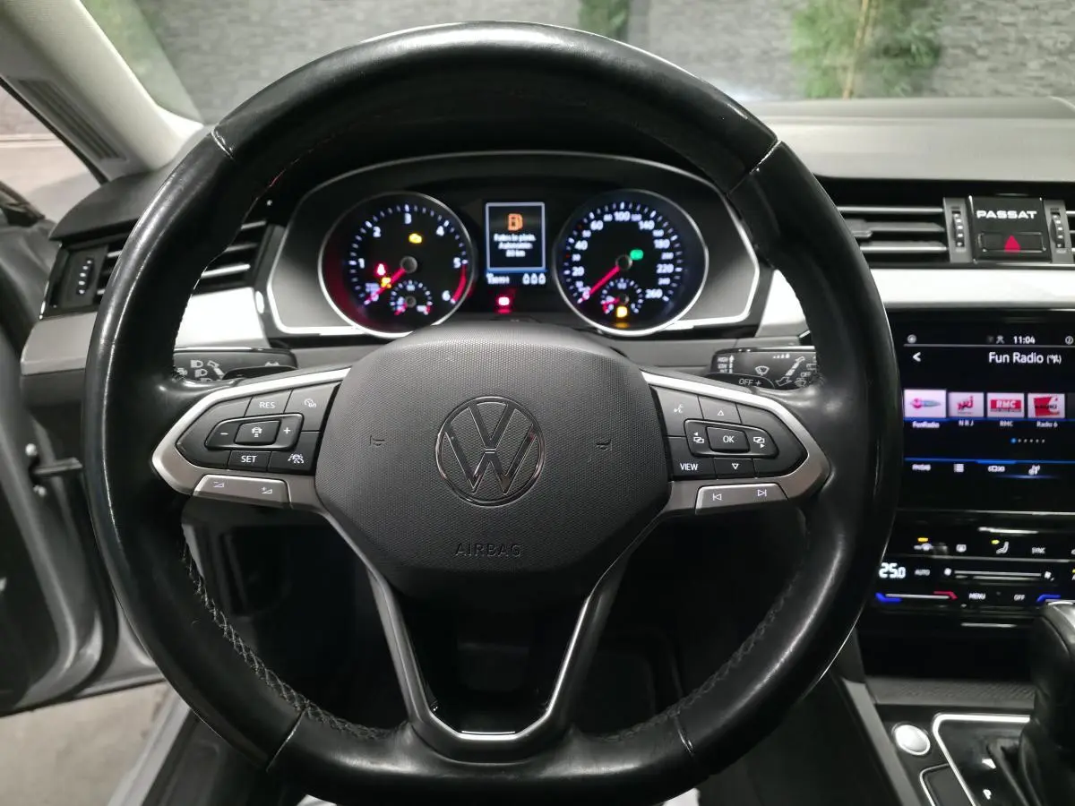 Vue rapprochée du volant cuir multifonction noir et du tableau de bord numérique de la Volkswagen Passat SW 2021.