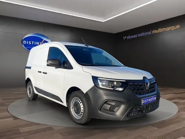 Renault Kangoo Van TCe 100 blanc en 3/4 avant droit, avec pare-chocs noir et jantes acier simples.