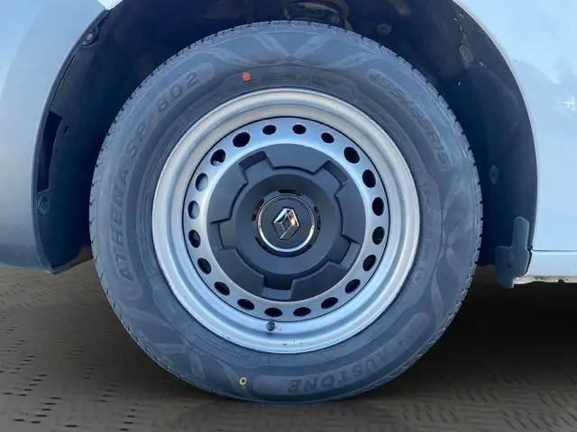 Gros plan sur la roue avant gauche blanche du Renault Kangoo Van TCE 100 Grand Confort 2023 avec jante acier et logo Renault central.