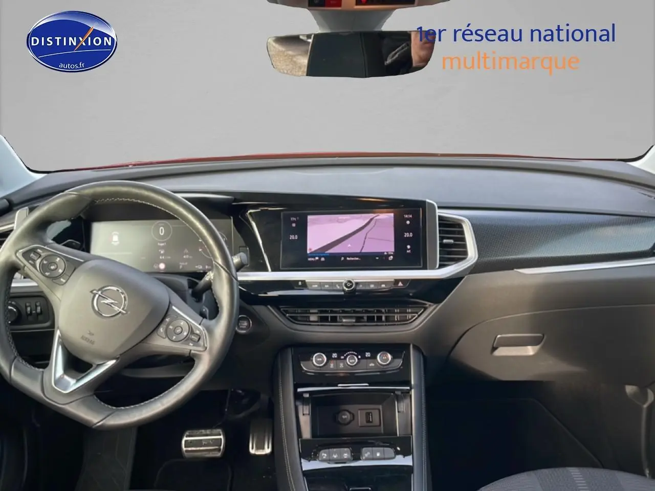 Vue intérieure avant de l'Opel Grandland 1.6 turbo hybride 2024, tableau de bord avec écran tactile et volant multifonction.