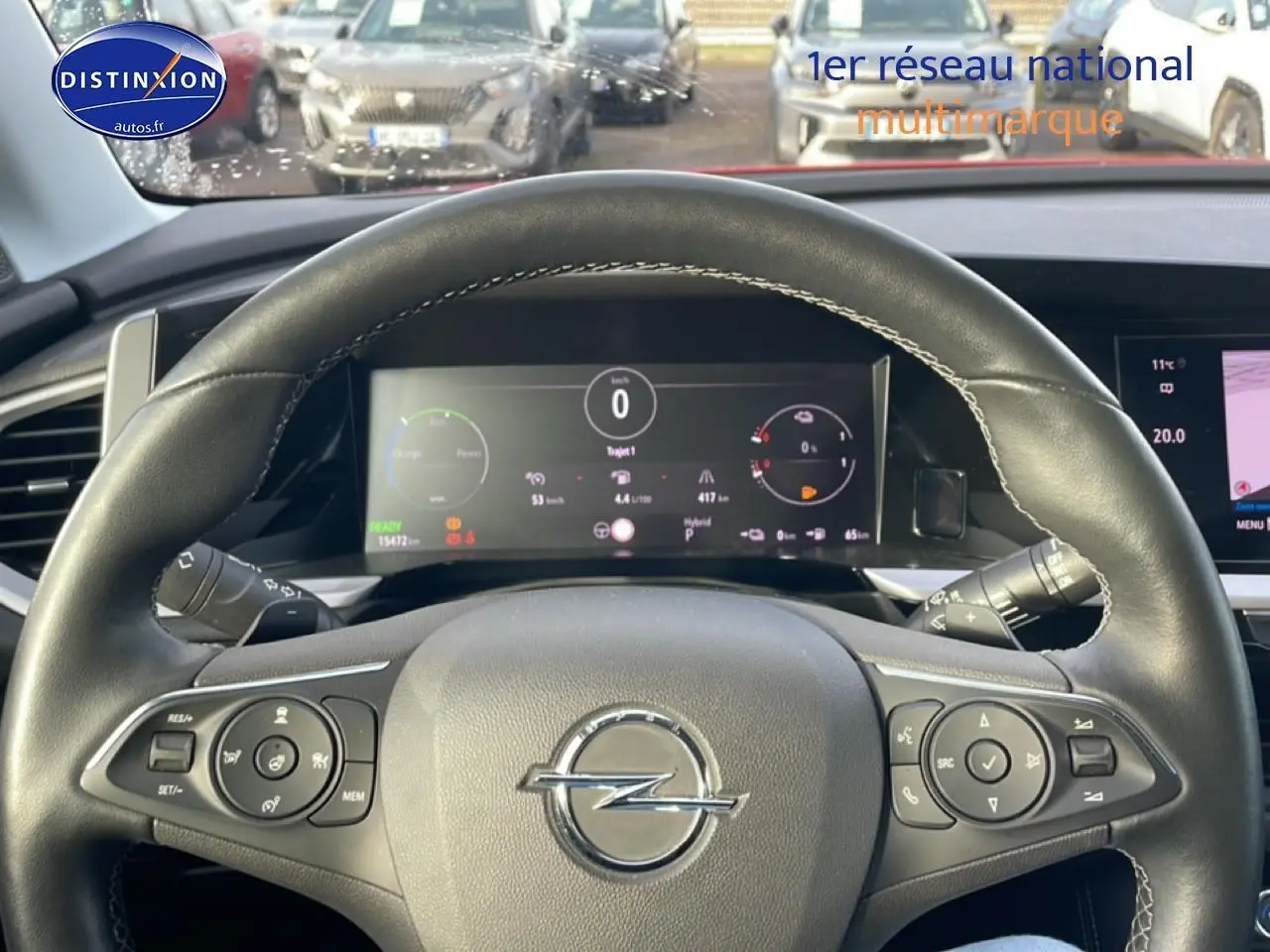 Vue rapprochée du volant multifonction noir de l’Opel Grandland 2024 avec tableau de bord numérique allumé.