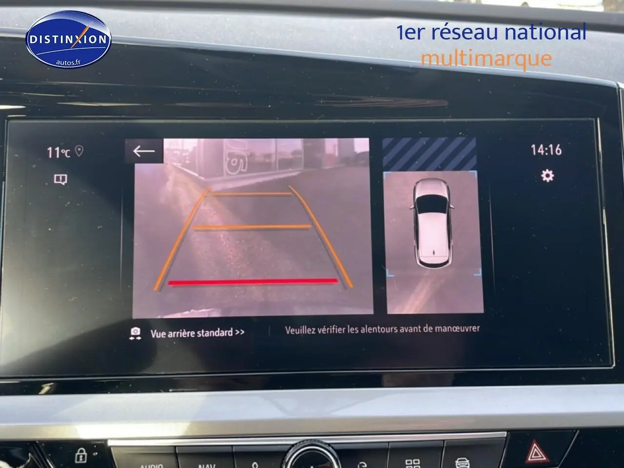 Écran tactile intérieur montrant la caméra de recul et l'affichage 360° du Grandland rouge, vue arrière.