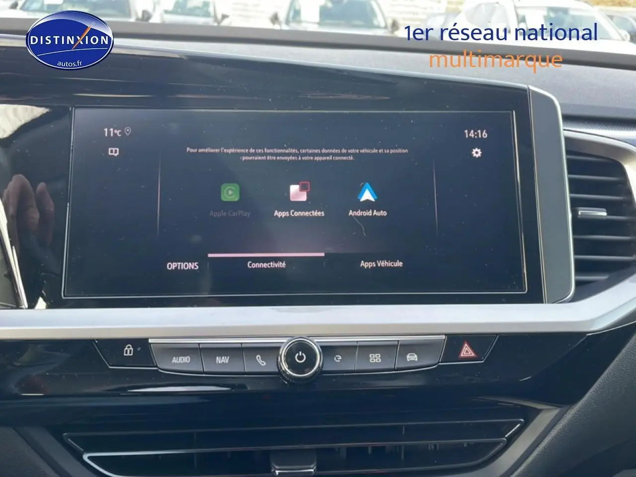 Vue rapprochée de l’écran tactile central du tableau de bord de l’Opel Grandland 2024, affichant les options Apple CarPlay et Android Auto.