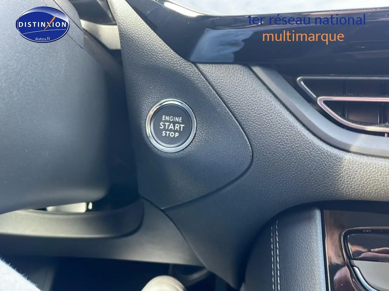 Détail intérieur du tableau de bord de l’Opel Grandland hybride 2024, bouton démarrage start/stop visible.