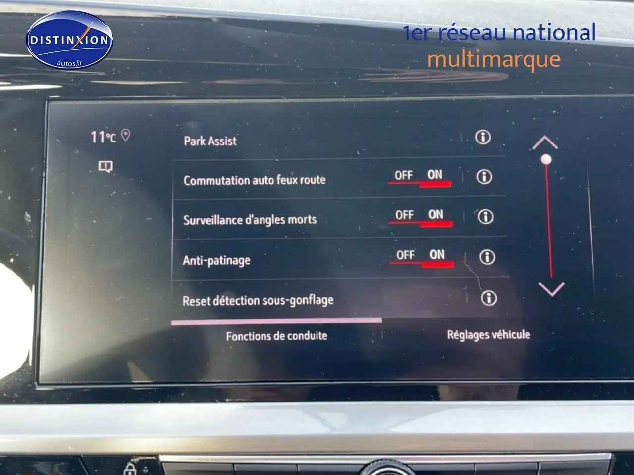 Écran tactile intérieur affichant les réglages d’aide à la conduite du SUV Opel Grandland 2024.