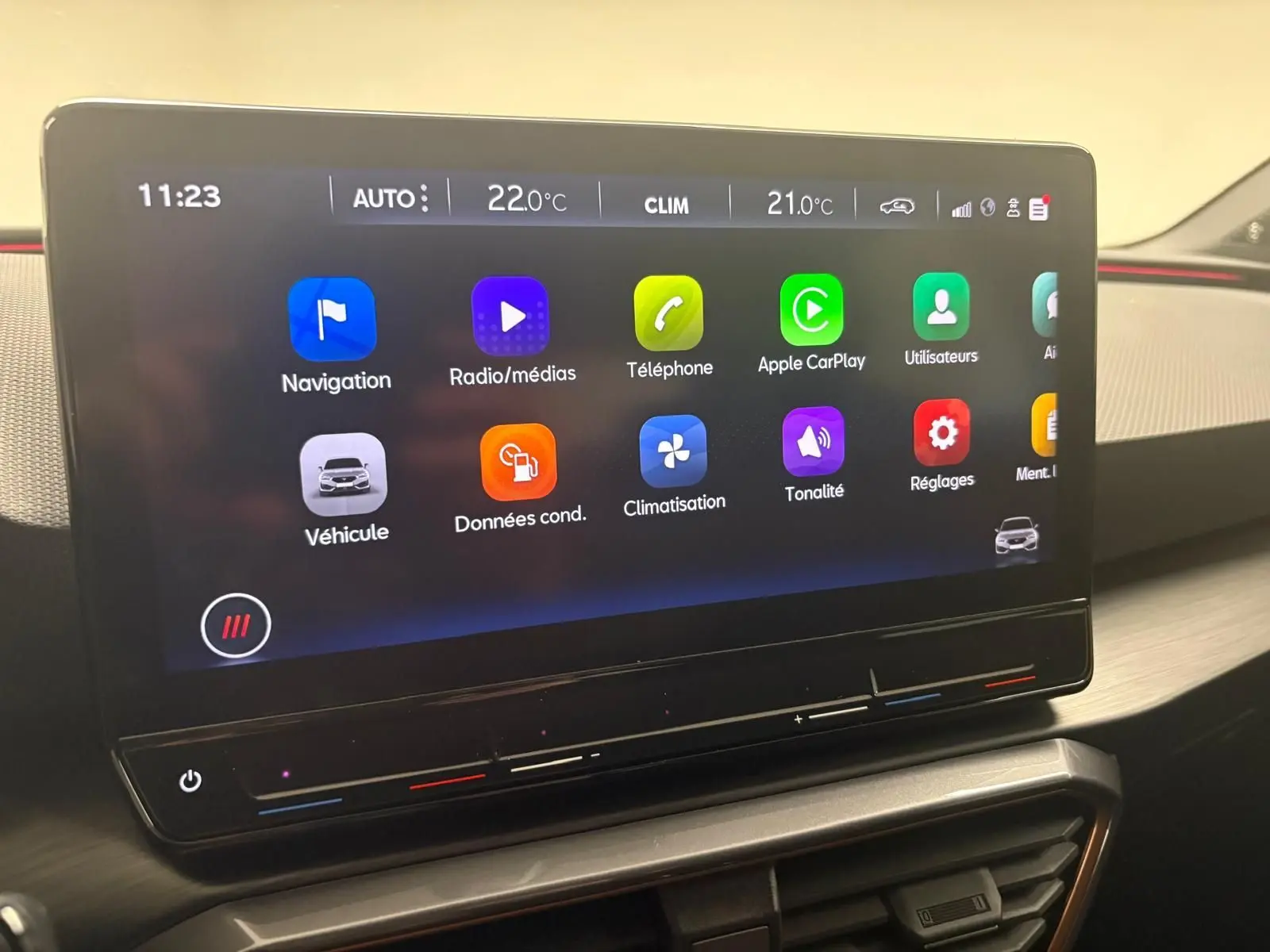 Écran tactile central affichant le menu multimédia du CUPRA Leon 2024, intérieur moderne et épuré.