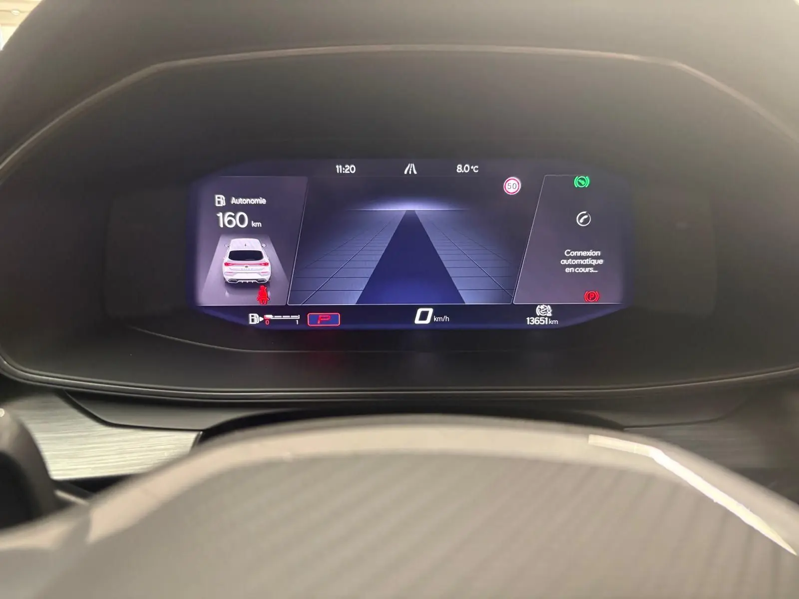 Affichage numérique du tableau de bord de la CUPRA Leon 2024, montrant l'autonomie et l'assistance à la conduite.