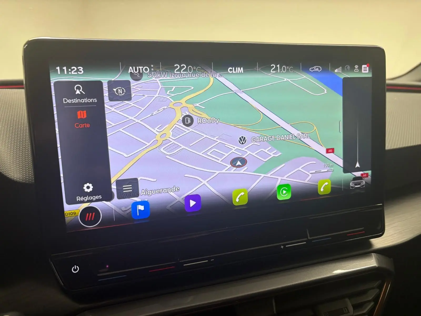 Écran tactile central de navigation affichant une carte, à l'intérieur d'une CUPRA Leon 2024 blanc Nevada.