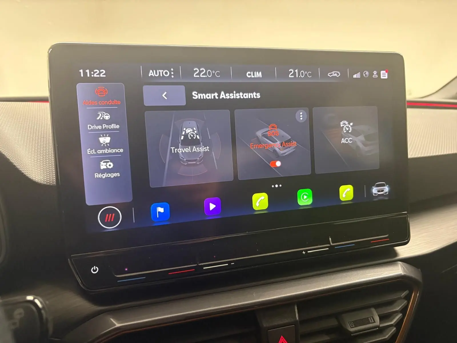 Écran tactile central du tableau de bord de la CUPRA Leon 2024 affichant les assistants de conduite intelligents.