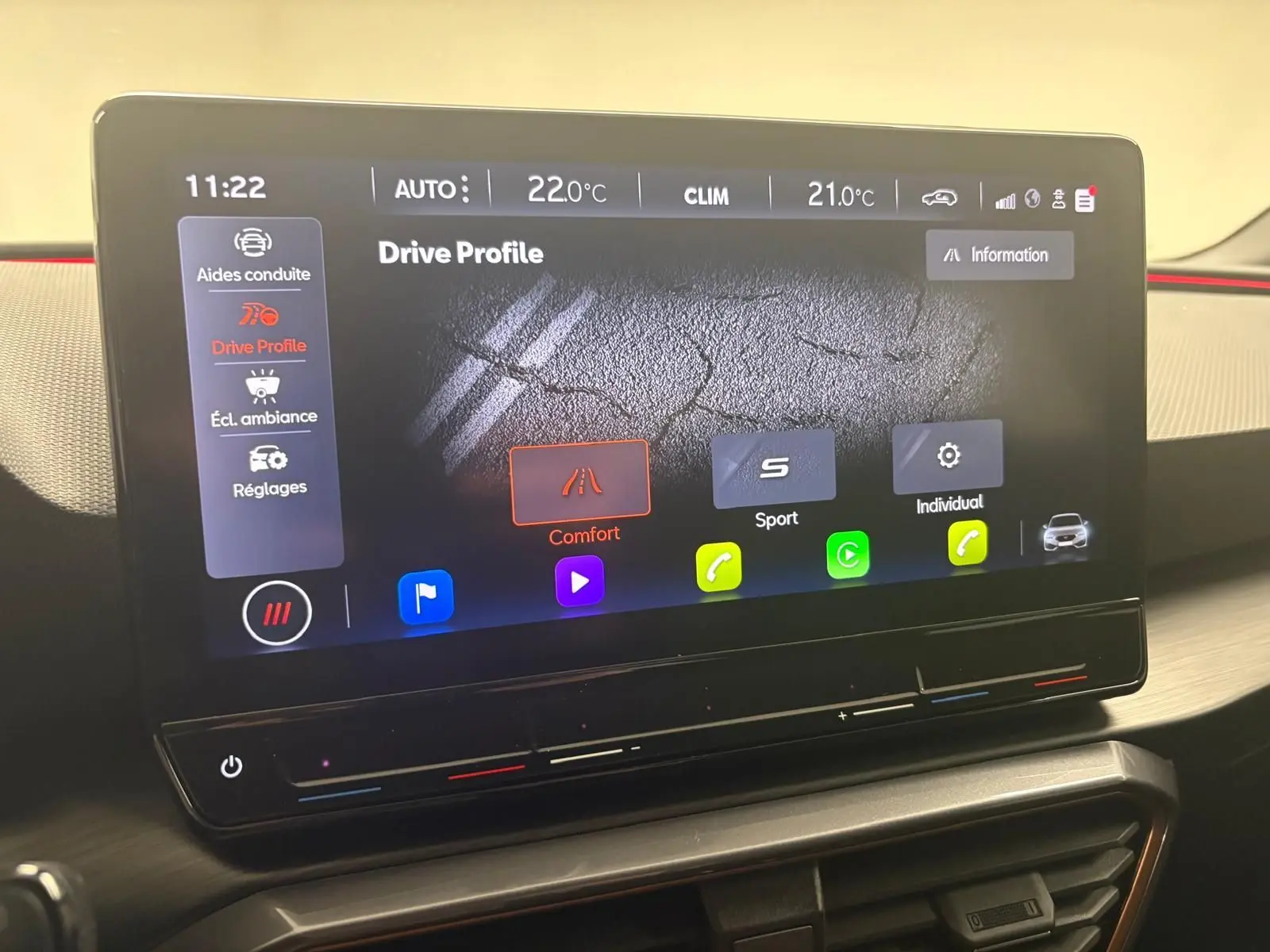 Écran tactile intérieur du CUPRA Leon 2024 affichant les modes de conduite, avec finition en noir et détails rouges.