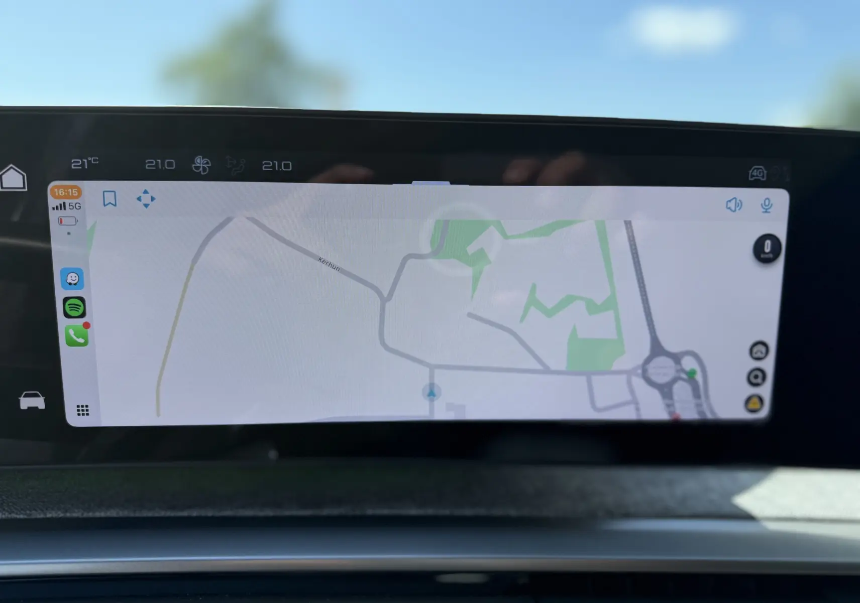 Écran tactile de navigation intérieur du Peugeot 5008 Hybrid 145 GT, affichant une carte et des icônes d'applications.