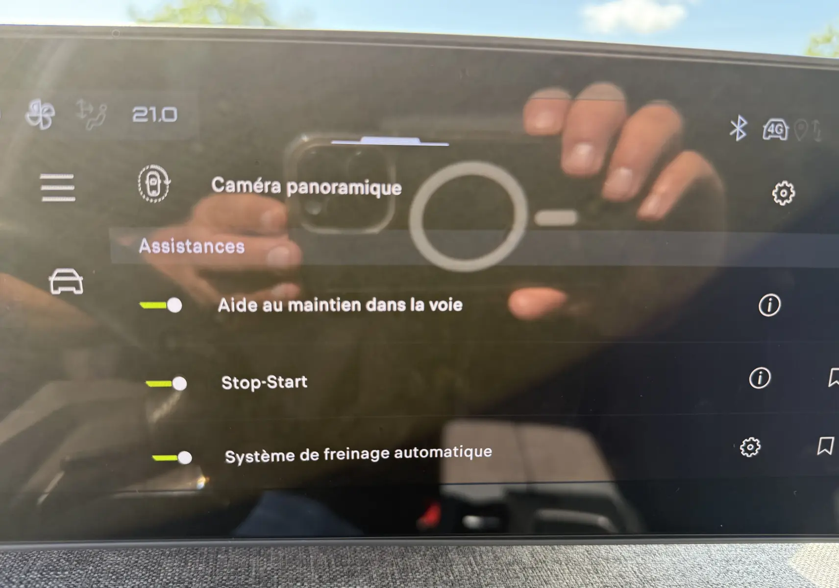 Écran tactile intérieur du Peugeot 5008 Hybrid 145 GT montrant les assistances à la conduite activées.