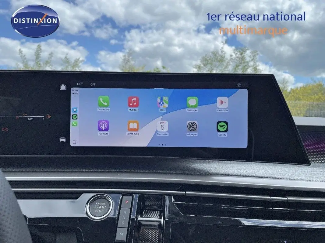 Tableau de bord du Peugeot 5008 Hybrid 145 GT 2025 avec écran tactile central affichant des applications, vue intérieure avant.
