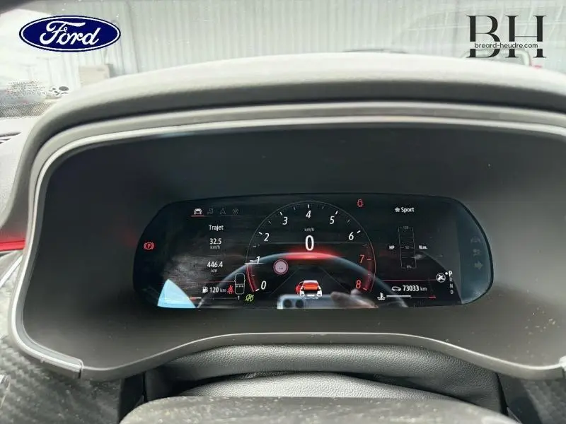 Tableau de bord numérique de Ford vu de face, affichant compteur et informations de conduite en mode Sport.