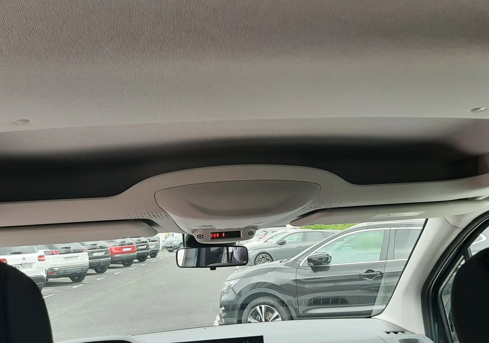 Vue intérieure du tableau de bord du Peugeot Rifter 2026, avec écran central affichant la caméra de recul.