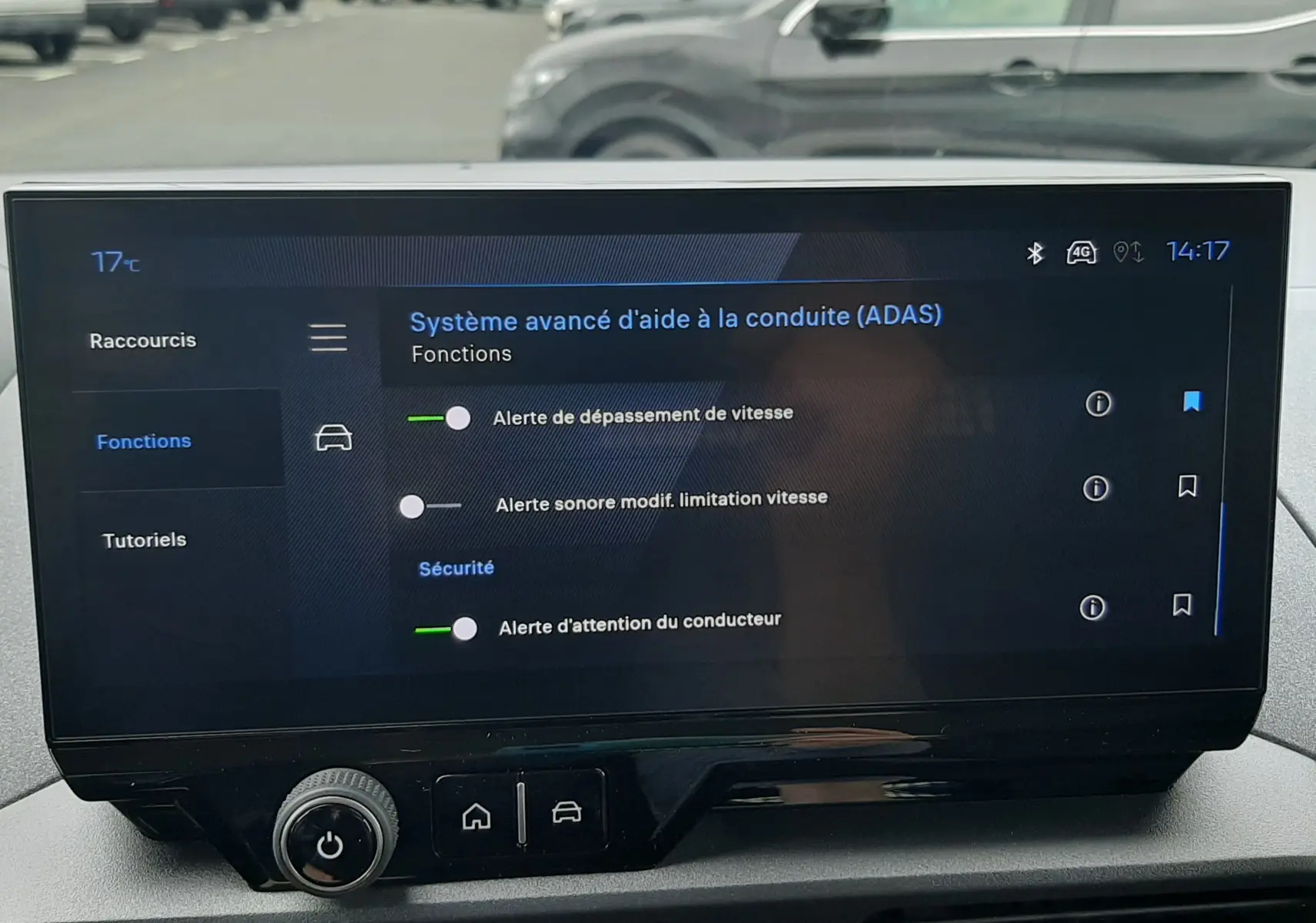 Écran tactile intérieur du Peugeot Rifter 2026 affichant les réglages du système d’aide à la conduite.