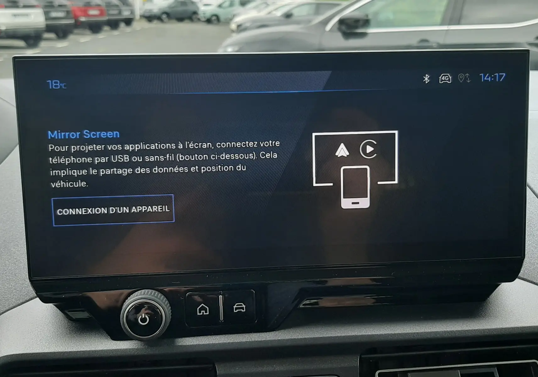 Écran tactile central du Peugeot Rifter 2026 affichant l'interface Mirror Screen, avec commandes et aérateurs noirs.