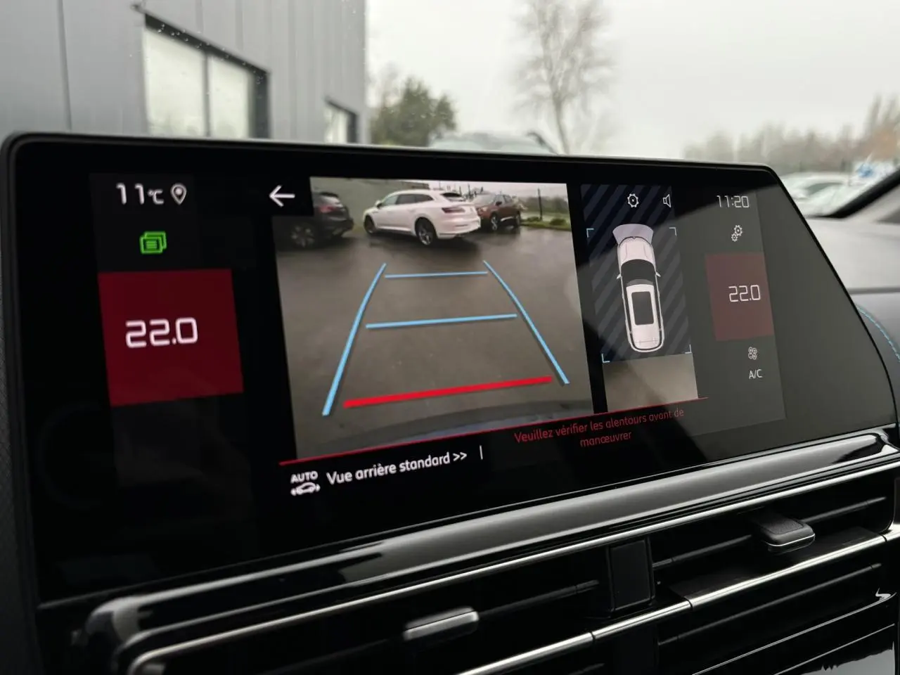 Écran tactile intérieur montrant la caméra de recul et l'affichage de la climatisation à 22°C sur Citroën C5 Aircross 2025.
