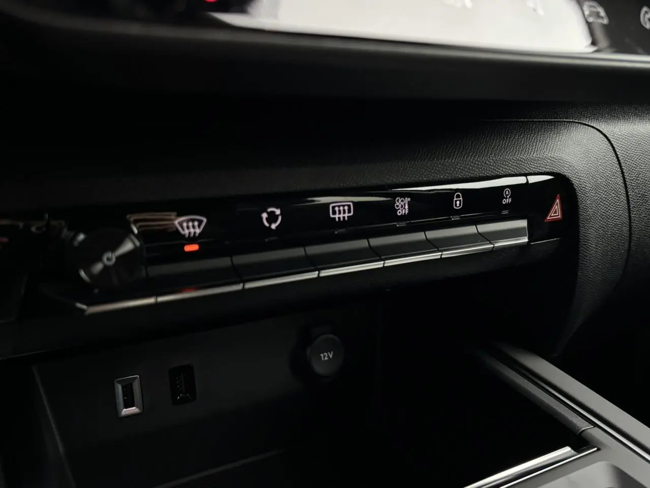 Détail de la console centrale noire du Citroën C5 Aircross 2025 avec boutons de commande et prise 12V visible.
