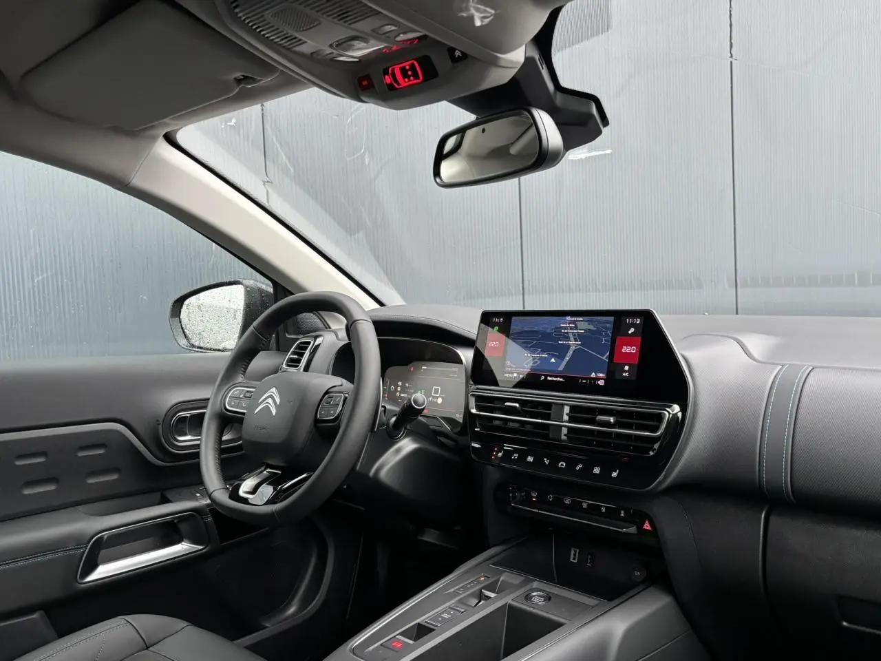 Intérieur avant du Citroën C5 Aircross 2025 noir Perla, tableau de bord avec écran tactile et volant multifonction.