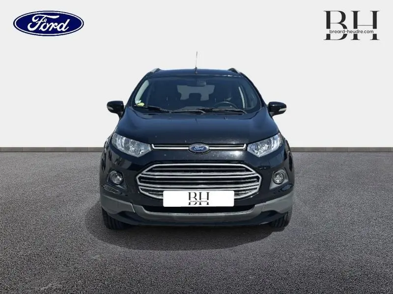 Vue avant d'un Ford EcoSport noir Scala 2016 avec calandre chromée et phares allumés sur fond neutre.