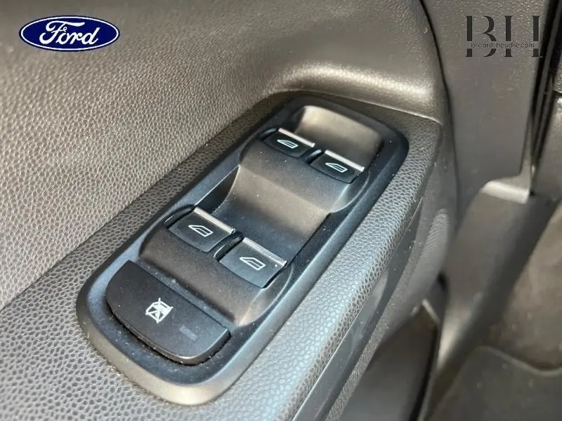 Gros plan sur les commandes des vitres électriques côté conducteur du Ford EcoSport noir Scala de 2016.