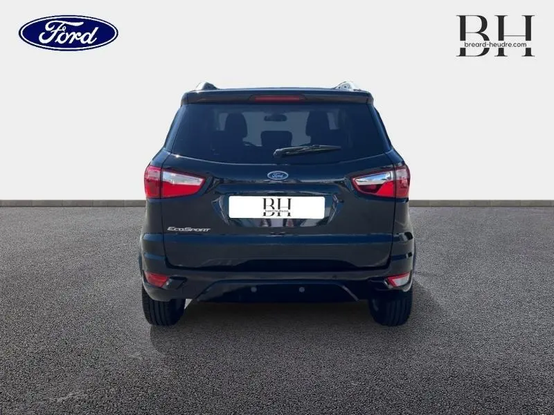 Vue arrière d'un Ford EcoSport noir Scala 2016 avec barres de toit et vitres arrière surteintées.