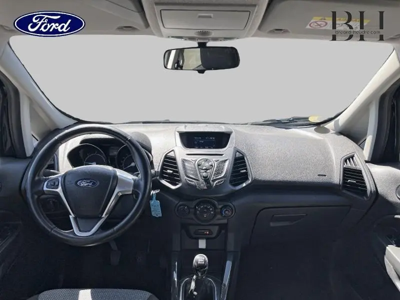 Vue intérieure avant du tableau de bord et volant cuir multifonction du Ford Ecosport noir Scala de 2016 avec boîte manuelle.