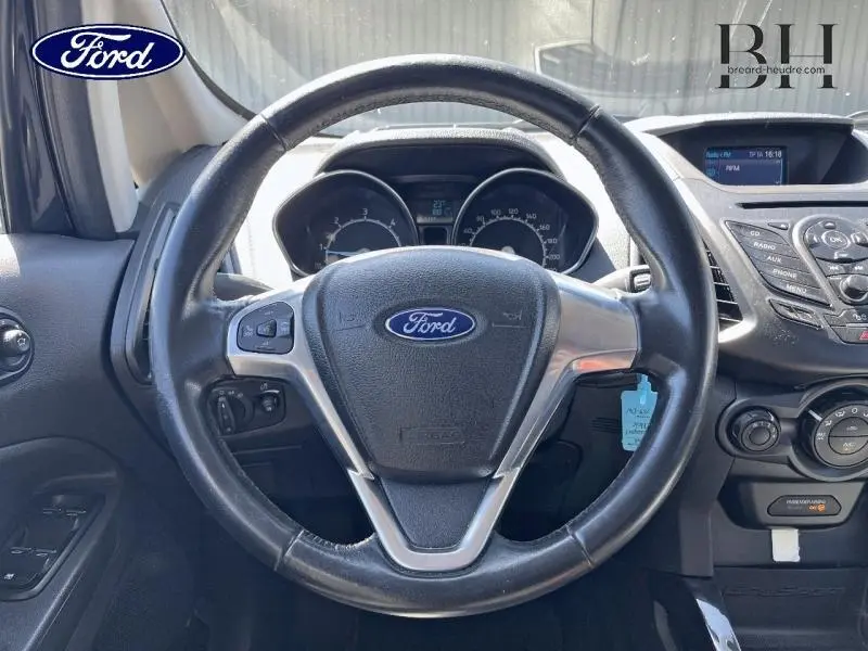 Vue intérieure centrée sur le volant cuir multifonction noir du Ford Ecosport 2016 avec tableau de bord et commandes visibles.