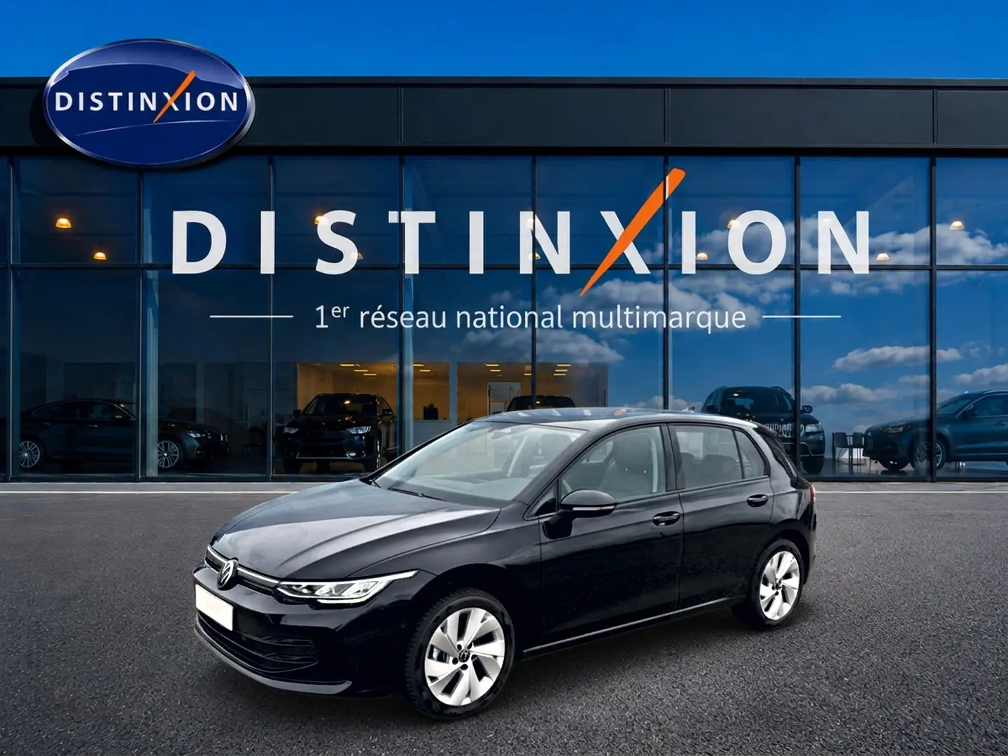 Volkswagen Golf 1.5 ETSI Evo2 noire vue 3/4 avant droit, avec jantes alu 17 pouces devant un showroom Distinxion.
